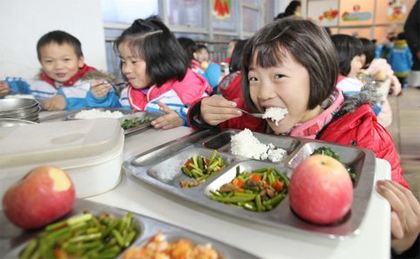 保證飲食安全各地中小學(xué)食堂杜絕個人承包